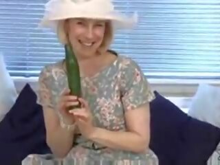 Nubile ménagère baise une concombre