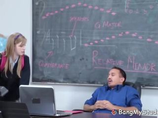 Stulbs studente fucks viņai mūzika skolotāja par approval