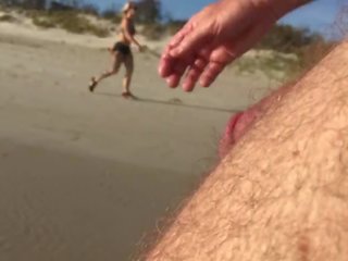 Publisks pludmale ekshibicionists apģērbta sievete kails vīrietis erekcija