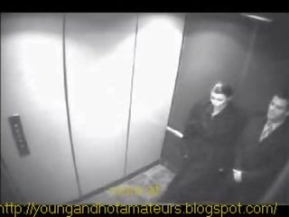 Tšikk imeb tema ülemus juures elevator jaoks a maksma tõstma