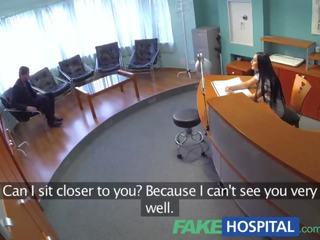 Fakehospital businessman получава прелъстена от еротичен медицинска сестра в чорапогащи