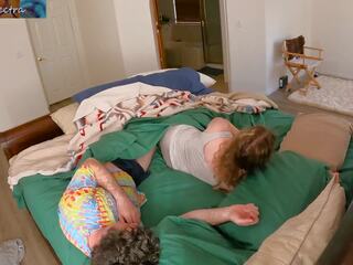 Macocha shares łóżko z pasierb do zestaw w górę pokój na the cousins